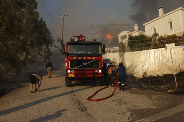 Yunanistan'da felaketin boyutu büyüyor! Orman yangınları kontrol altına alınamıyor, önümüzdeki 2 gün için büyük risk var