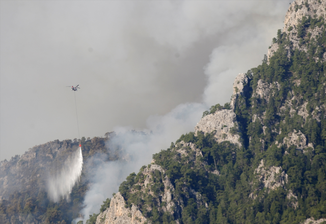 Kemer yangınında 35 saat geride kaldı! Sabahın ilk ışıklarıyla teyakkuza geçtiler, arazi koşulları ekipleri zorluyor