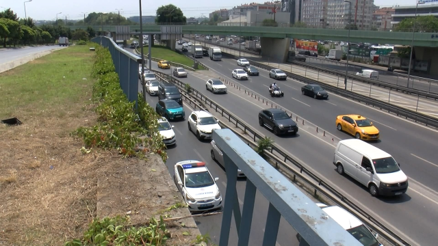 Sürücüsünün sara nöbeti geçirdiği otomobil, 8 metre yükseklikten D-100 yan yola düştü