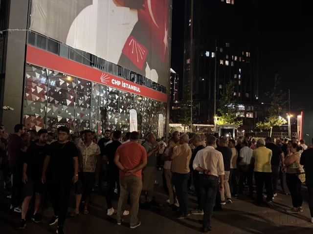 Canan Kaftancıoğlu, CHP İstanbul İl Başkanlığı önünde protesto edildi