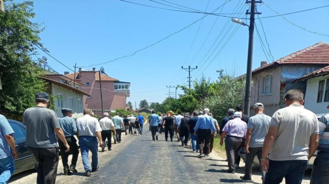 Vatandaşlar cenazelerini eriyen asfalt sebebi ile mezarlığa güçlükle götürdü