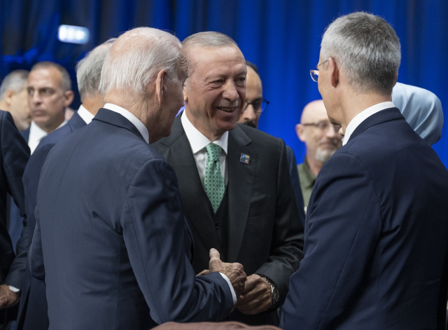 NATO Zirvesi öncesinde gülümseten anlar! Erdoğan, liderlerle ayaküstü sohbet etti