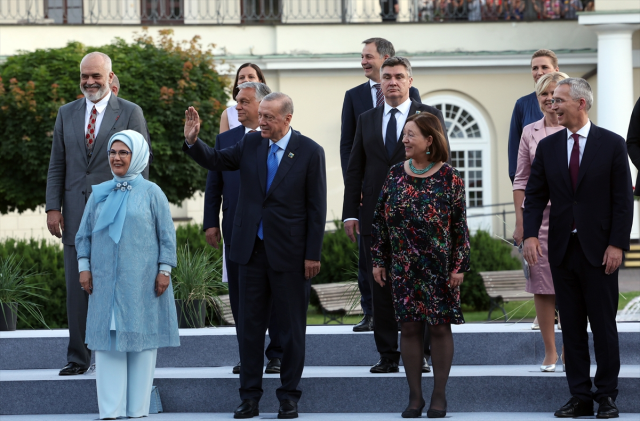 NATO zirvesi bitti, liderler yemekte buluştu! Erdoğan çifti resepsiyona böyle geldi