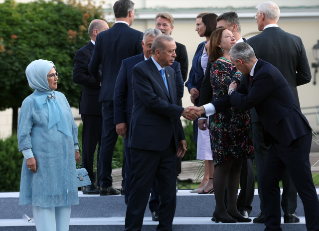 NATO zirvesi bitti, liderler yemekte buluştu! Erdoğan çifti resepsiyona böyle geldi