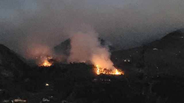 Hatay'daki yangın saatlerdir söndürülemiyor! Gece görüşlü helikopterler devreye girdi