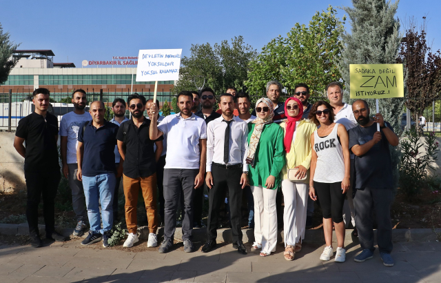 Memurlardan maaş zammı protestosu! Tepkilerini cüzdanlarını yere fırlatarak gösterdiler