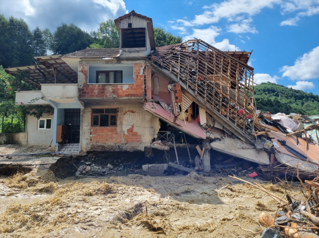 Karadeniz'de sel felaketinden etkilenen işverenler ve sigortalılar için prim ödemeleri ertelendi