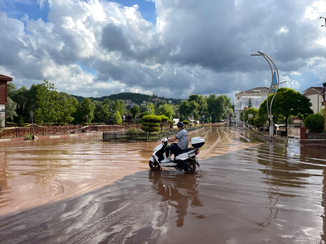 Karadeniz'de sel felaketinden etkilenen işverenler ve sigortalılar için prim ödemeleri ertelendi