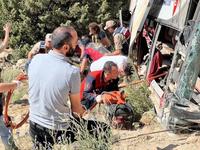 Kars'ta yolcu otobüsünün viyadükten uçtuğu kazada hayatını kaybedenlerin sayısı 8'e yükseldi