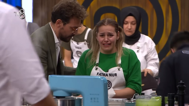 MasterChef All Star'da korkutan kaza! Parmağını kesen Fatma Nur, gözyaşlarına boğuldu