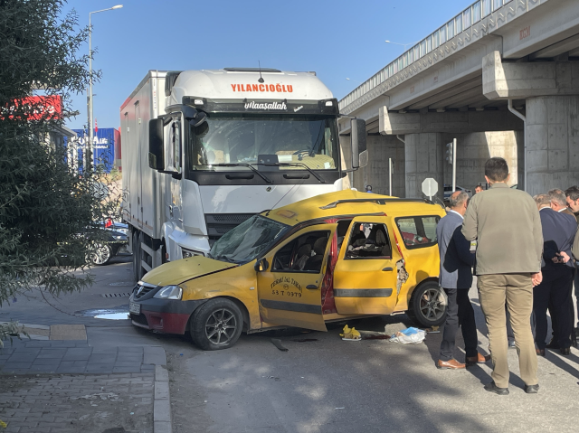 Sivasta' kazada hayatını kaybeden okul ve ailesi son yolculuğuna uğurlandı