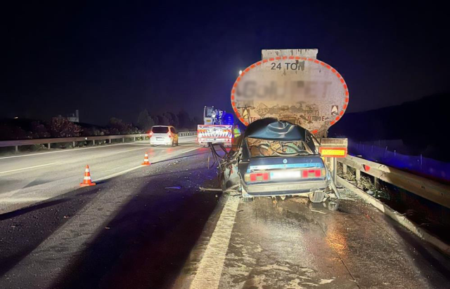 Tankere arkadan çarpan otomobil kağıt gibi ezildi! 3 kişi hayatını kaybetti