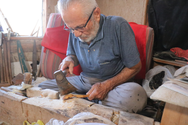 Bakteri üretmeyen ve besin değerini koruyan el emeği şimşir kaşık üretimi, teknolojiye yenik düştü