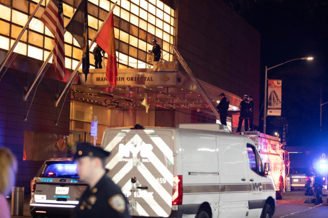 New York'ta beş yıldızlı otelin çatısından atlayan adamın vücudu cam tenteye çarparak ikiye ayrıldı