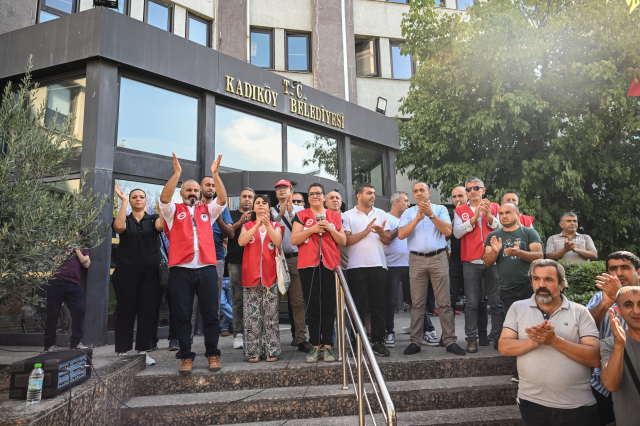 Kadıköy Belediyesi işçileri maaşlarda iyileştirme talebiyle iş bıraktı