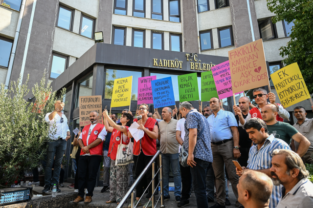 Kadıköy Belediyesi işçileri maaşlarda iyileştirme talebiyle iş bıraktı