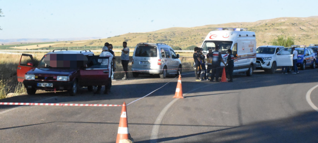 Sivas'ta park halindeki otomobilden iki ceset çıktı