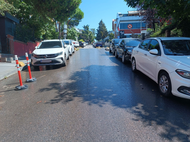 Kuraklık kapıda, yetkililer nerede? Saatlerdir asfalttan sızan su koca sokağı adeta göle çevirdi