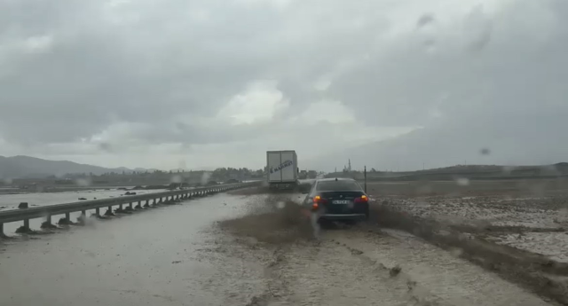 Doğubayazıt'ı sel vurdu! Türkiye-İran kara yolu saatler sonra ulaşıma açıldı