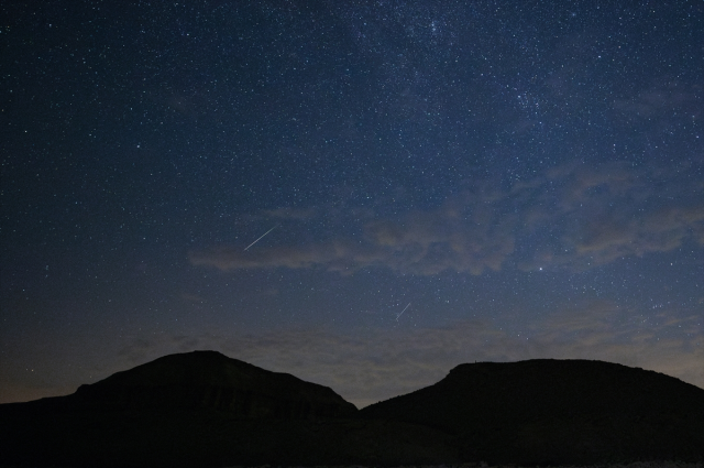 Her şey perseid meteor yağmurunu izleyebilmek için! Türkiye'nin dört bir yanında vatandaşlar geceyi karanlık tepelerde geçirdi