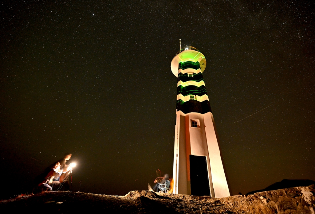 Her şey perseid meteor yağmurunu izleyebilmek için! Türkiye'nin dört bir yanında vatandaşlar geceyi karanlık tepelerde geçirdi