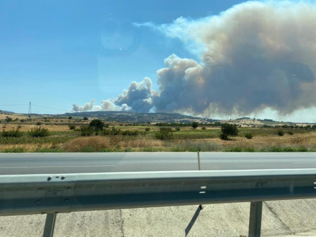 Çanakkale'de 5 saattir devam eden orman yangını şehir merkezine kadar yaklaştı