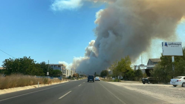 Çanakkale'de 5 saattir devam eden orman yangını şehir merkezine kadar yaklaştı