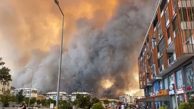 Çanakkale'de 5 saattir devam eden orman yangını şehir merkezine kadar yaklaştı