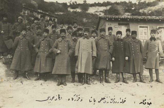 Yıllardır yanlış biliyormuşuz! O meşhur fotoğrafın Çanakkale cephesiyle bir ilgisi yokmuş