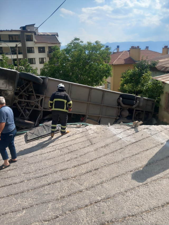 Ermenek'te tur otobüsü devrildi: 3'ü ağır 26 yaralı