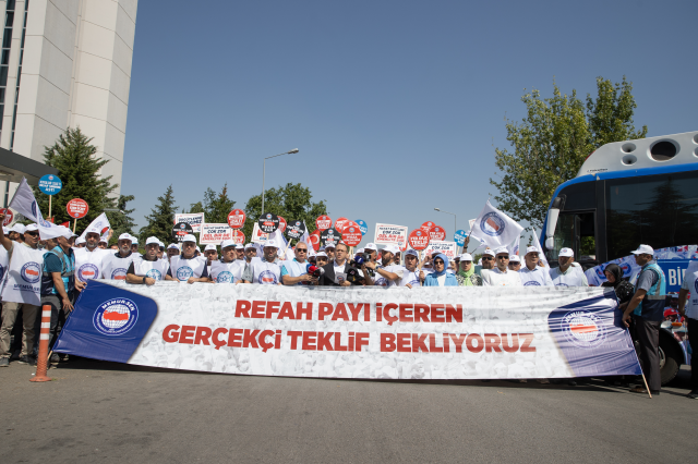 Hükümetin zam teklifini yetersiz bulan Memur-Sen'den 81 ilde protesto: Cumhurbaşkanımızın 'refah payı' vaadi hayata geçirilsin