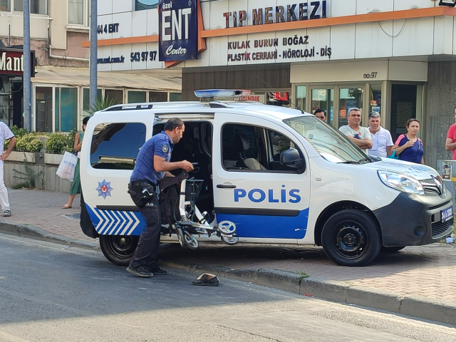 Tekerlekli sandalye ile yolun karşısına geçmek isterken tırın altında kaldı