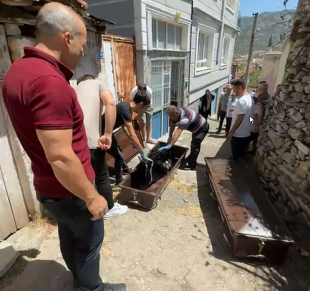 Eşi ve üvey oğlunu öldüren şahıs, cezaevi tuvaletinde kendini astı