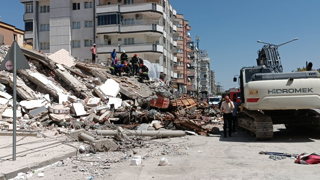 Gaziantep'te ağır hasarlı bina yıkım sırasında çöktü! Kepçe operatörü enkaz altında