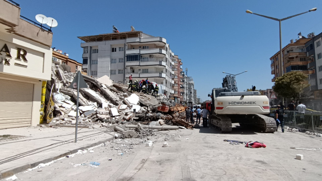 Gaziantep'te ağır hasarlı bina yıkım sırasında çöktü! Kepçe operatörü enkaz altında