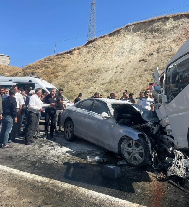 Hakkari'de otomobil ile kamyonet çarpışması: 2 ölü, 2 yaralı