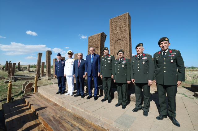 Cumhurbaşkanı Erdoğan, Ahlat'ta Selçuklu mezarlığını ziyaret etti