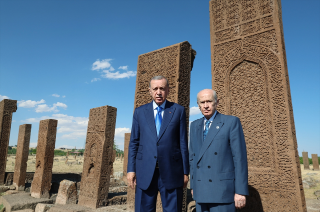 Cumhurbaşkanı Erdoğan, Ahlat'ta Selçuklu mezarlığını ziyaret etti