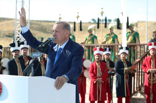 Cumhurbaşkanı Erdoğan, Ahlat'ta Selçuklu mezarlığını ziyaret etti