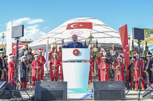 Cumhurbaşkanı Erdoğan, Ahlat'ta Selçuklu mezarlığını ziyaret etti