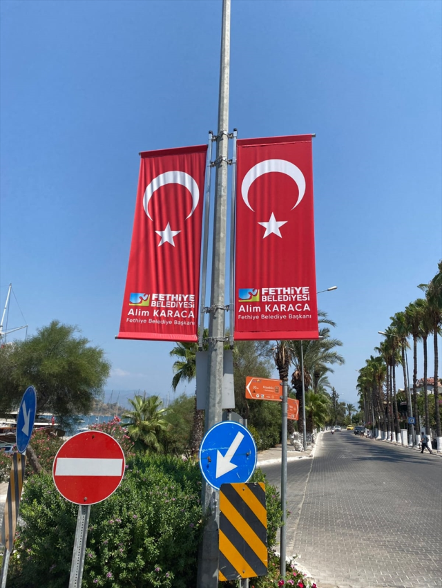 Fethiye'de belediye başkanının İsmiyle Türk bayrağı asılan reklamlar için işlem başlatıldı