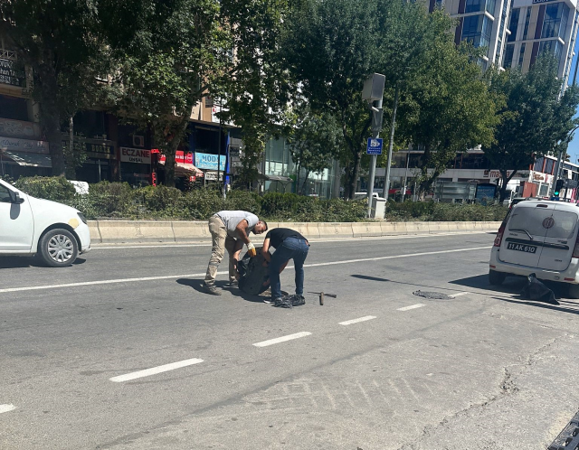 Bilecik Belediyesi'nden kötü kokuya ilkel çözüm! Rögar kapaklarına naylon geçirdiler