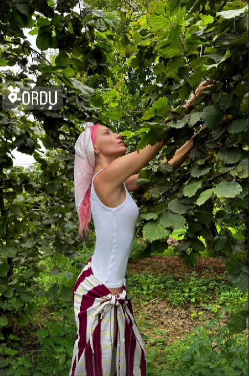 Ordu'ya giden Gülşen fındık bahçesine girdi! Verdiği poz olay