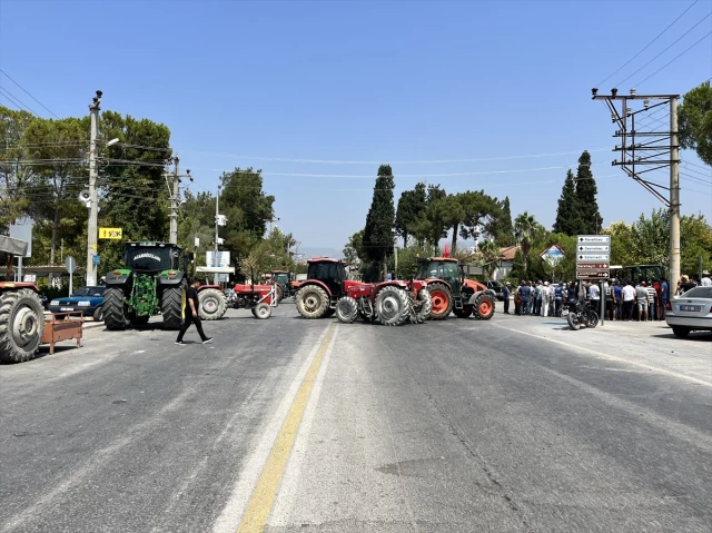 Denizli'de banka şubesinin kapatılmasına tepki gösteren grup, traktörlerle yol kapatma eylemi yaptı