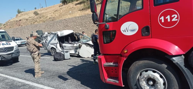 Van'da minibüsün kamyona çarpması sonucu 3 kişi hayatını kaybetti