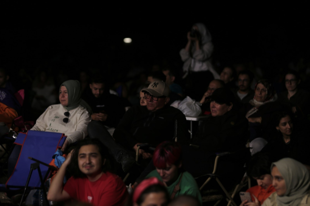 Perseid meteor yağmuruna tanıklık etmek isteyen binlerce kişi bir araya geldi