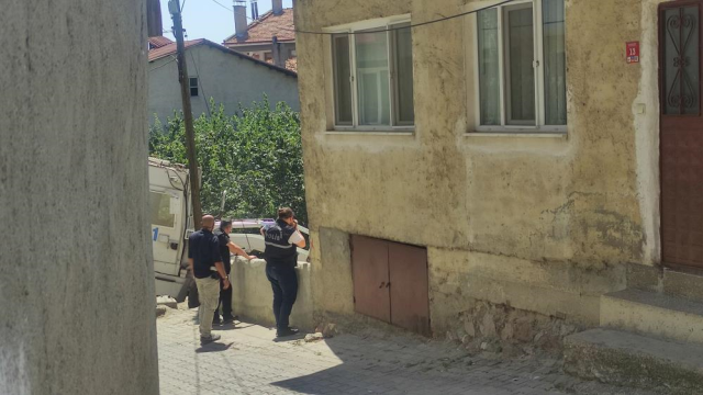 Emekli polisin yıllar önce evinin bahçesine gömdüğü iddia edilen el bombaları polisi harekete geçirdi