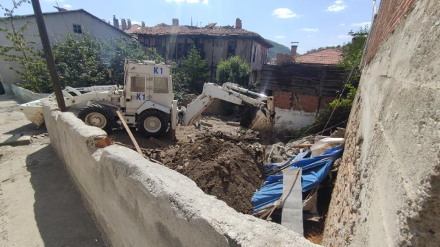 Emekli polisin yıllar önce evinin bahçesine gömdüğü iddia edilen el bombaları polisi harekete geçirdi