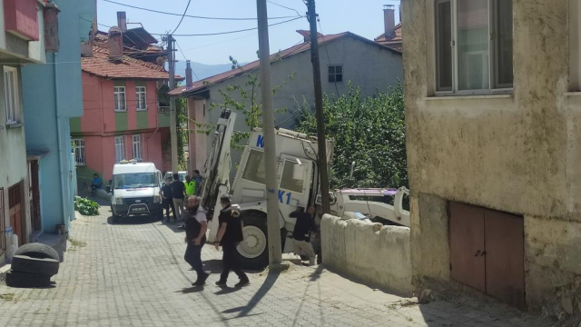 Emekli polisin yıllar önce evinin bahçesine gömdüğü iddia edilen el bombaları polisi harekete geçirdi