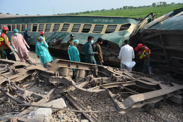 Pakistan'daki tren kazasında can kaybı 30'a yükseldi!